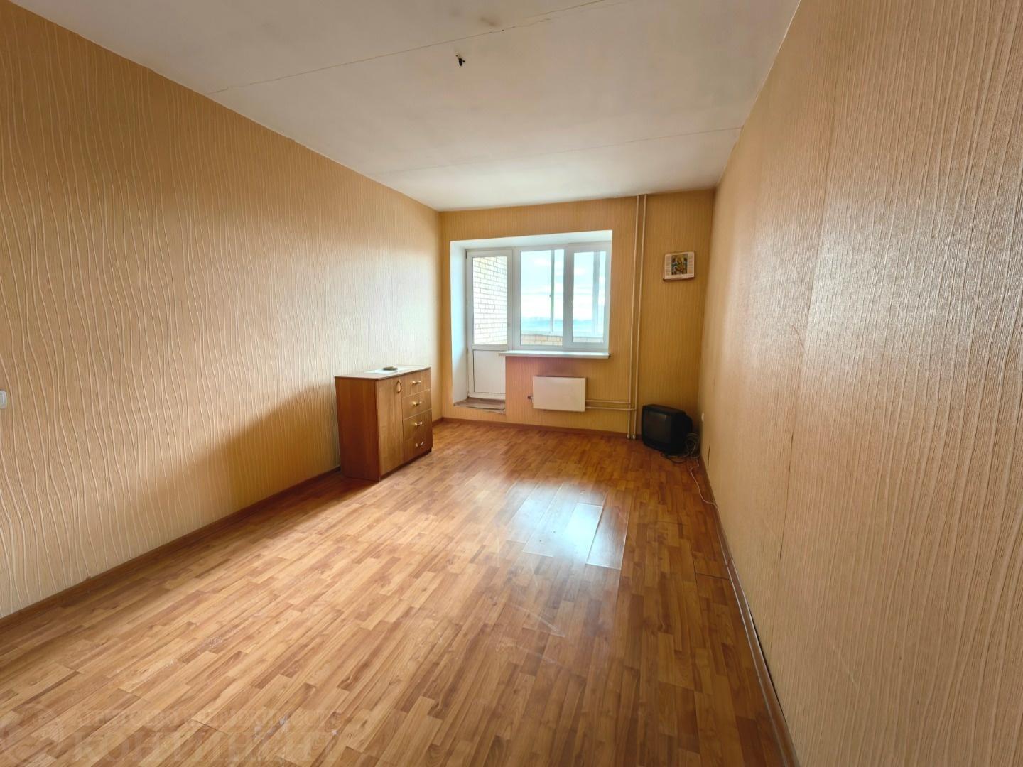Продается просторная 1-комнатная квартира в тихом, уютном районе г. Щелково, расположенная на 8 этаже 10 этажного кирпичного дома. 

Отличная планировка – большая кухня 9 кв.м, изолированная комната 17,5 кв.м, санузел совмещенный, в прихожей есть возможность сделать зарытую гардеробную зону или уста