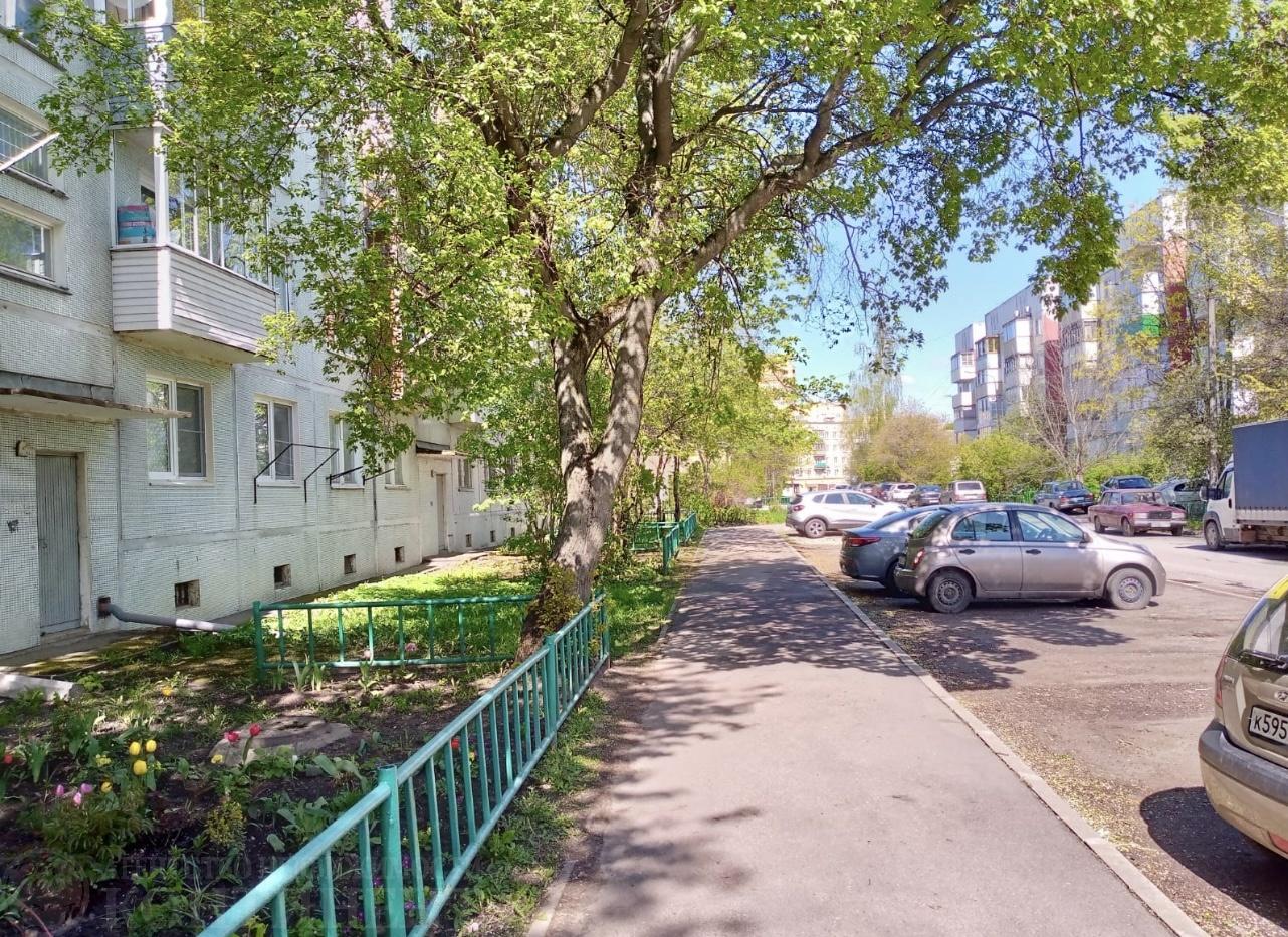 Продается однокомнатная квартира в Московской обл., г. Фрязино, ул. Рабочая, д.2.
Располагается на 1-ом этаже, 5-ти этажного, панельного дома.
1975 г. постройки. 
 Квартира теплая, светлая, с хорошей планировкой. Высокий первый этаж!
Очень хороший, большой двор с большим количеством мест для парковк