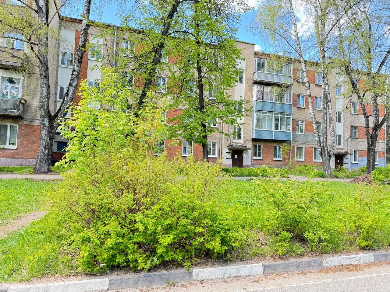 Продаются две комнаты в четырехкомнатной  квартире в Московской обл., р.п.Монино, ул.Маршала Красовского, д. 4. На плане комната 6 и 7.
Располагаются на 4-ом этаже, 4-х этажного кирпичного дома.
Комнаты теплые, светлые,уютные. 
Доброжелательные соседи.
Детская площадка и парковка около дома.
Развита