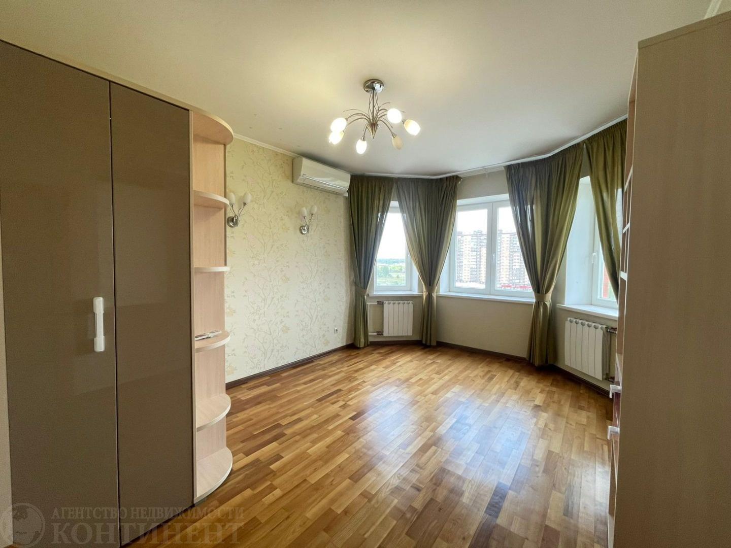 В продаже двухкомнатная квартира с отличным расположением!
 О КВАРТИРЕ:
 Общая площадь 77.5 м2 
Жилая площадь 38.5 м2 
Кухня 11.6 м2
 Две изолированные комнаты 21,4 м2 и 17.1 м2 
Две застекленные лоджии 
Санузел раздельный
 ГЛАВНЫЕ ПРЕИМУЩЕСТВА КВАРТИРЫ:
 - Обзорные окна во всех комнатах установлены