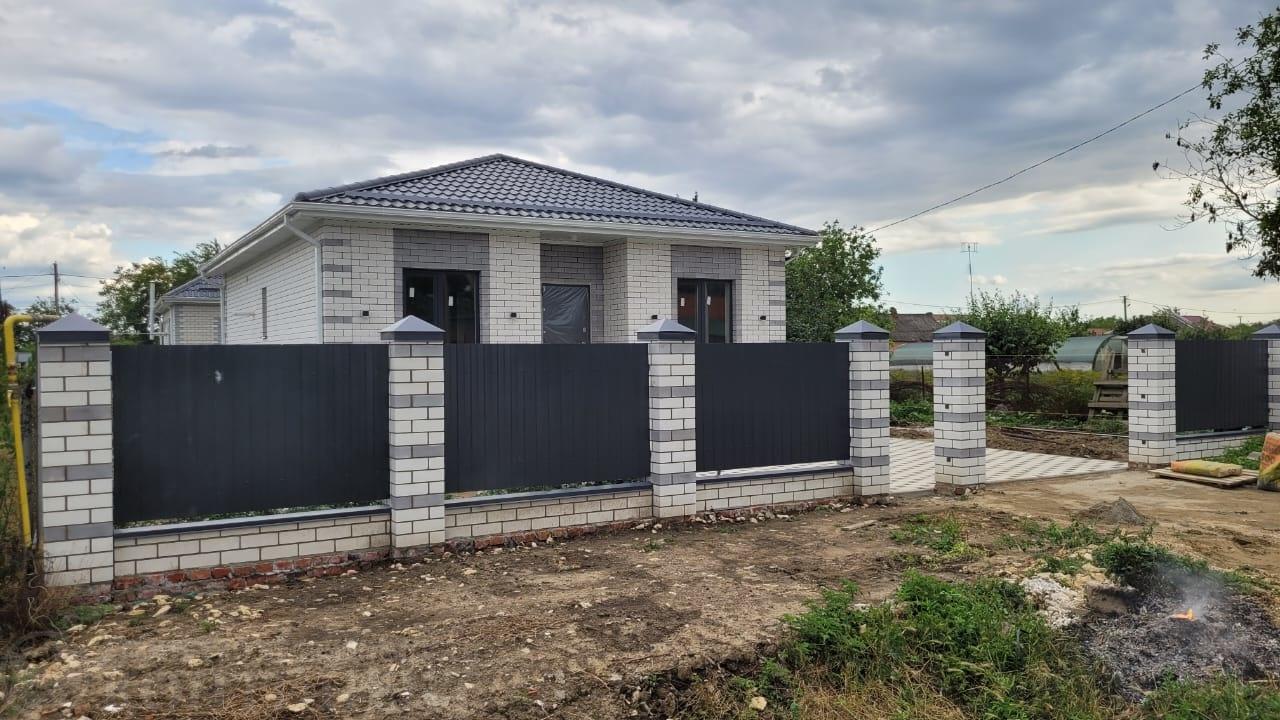 Продается дом в Краснодарском крае, станице Анастасьевская.
Дом газифицирован, электричество 15 кВт., септик, колодец.
6 соток земли.
Развитая инфраструктура: школа,детский сад, сетевые магазины в шаговой доступности.
До автобусной остановки-10 мин. пешком.
40 мин.на транспорте- Азовское море.
60 ми