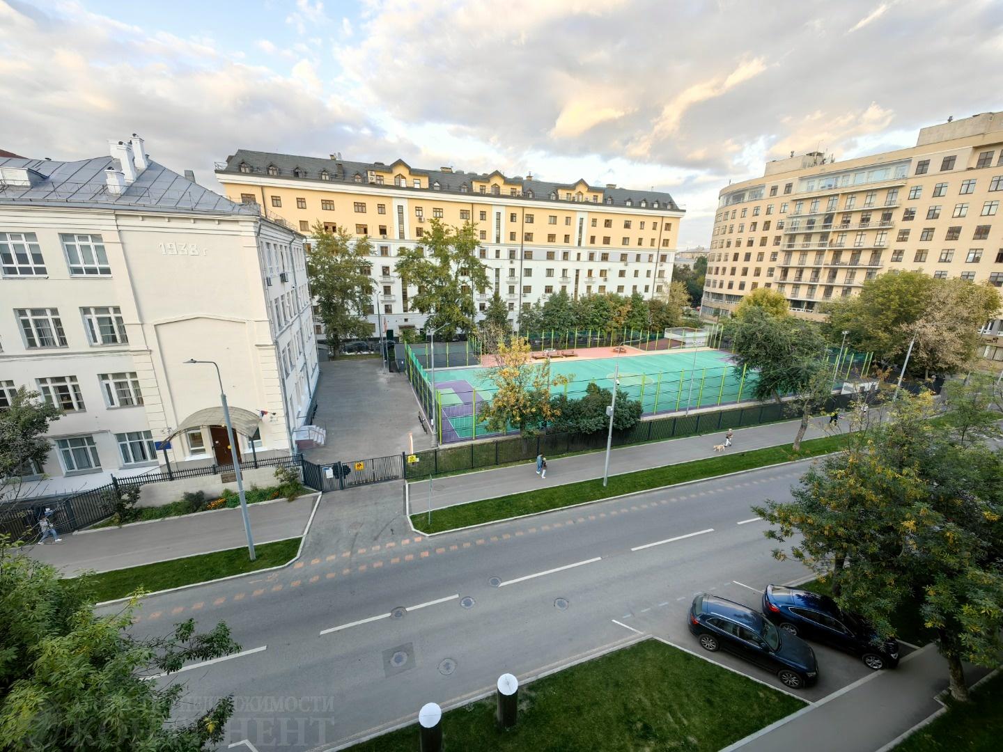 Кирпичный дом (стaлинкa) в центре Москвы, район Хамовники. В пяти минутах спокойным шагом от м Спортивная, Фрунзенская.

Общая площадь 80.6 м², жилая 56 м², кухня 8.6 м², комнаты изолированные 25, 13, 10 и 8 м², окна выходят на обе стороны, комнаты в уютный двор, гостиная и кухня на тихую улицу. Выс