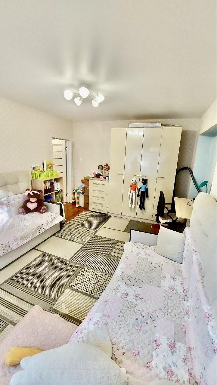 Продаётся уютная трехкомнатная квартира площадью 61.7 квадратных метров на четвёртом этаже четырехэтажного кирпичного дома, расположенного по адресу: Щелково-3 , улица Ленина, дом 5. Жилые помещения занимают 42.6 м2, из них 3 изолированные комнаты (16,6+17,4+8,6) и кухня 6.6 м2.

На лестничной площа