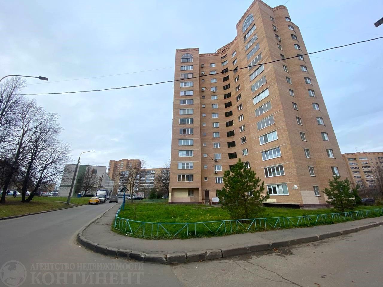  Продается 2-х комнатная квартира в Московской обл. г.Фрязино, ул. Проспект Мира, д.21.
 Фактически центр города.
Располагается на 6-ом этаже, 14-ти этажного кирпично-монолитного дома. 
 Общая площадь 55кв.м, комнаты 12кв.м и 15кв.м, просторная кухня 10кв.м, выход на лоджию из кухни.
Квартира теплая