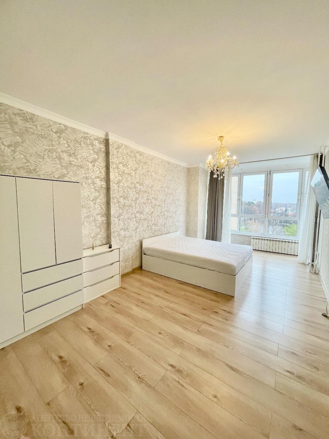 Мы представляем вам однокомнатную квартиру площадью 43,3 кв. м.
Располагается на 7-ом этаже кирпично-монолитного дома.Построен в 2008 году. 
Это идеальное предложение для тех, кто ценит качество, комфорт и удобное расположение.
Квартира с современным ремонтом, готова к вашему заселению — достаточно 