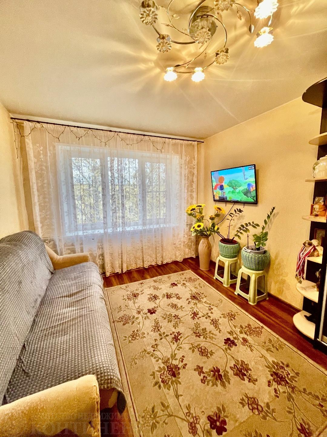 Продаётся уютная трехкомнатная квартира площадью 61.7 квадратных метров на четвёртом этаже четырехэтажного кирпичного дома, расположенного по адресу: Щелково-3 , улица Ленина, дом 5. Жилые помещения занимают 42.6 м2, из них 3 изолированные комнаты (16,6+17,4+8,6) и кухня 6.6 м2.

На лестничной площа