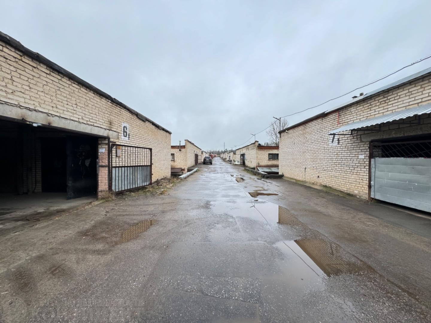 Продается  большой гараж с подвалом и погребом! По факту двухэтажный.
В собственности и подходит под ипотеку!
Располагается за железнодорожным  переездом в г.Фрязино.
ГСК Москвичи, гараж N 986.
 Гаражный кооператив охраняется, проезд через КПП по пропускам, через шлагбаум. 
Первый этаж 20.2 кв м, 