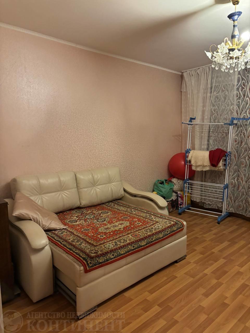 Продается 1-комнатная квартира в центре Щелково на Космодемьянской улице.
Общая площадь квартиры — 38,7 кв. м, жилая площадь составляет 19.3 кв. м, кухня — 8,9 кв. м. Квартира расположена на 14 этаже 17-этажного монолитно-кирпичного дома, построенного в 2007 году. Высота потолков — 2.7 метра.
Дом в 