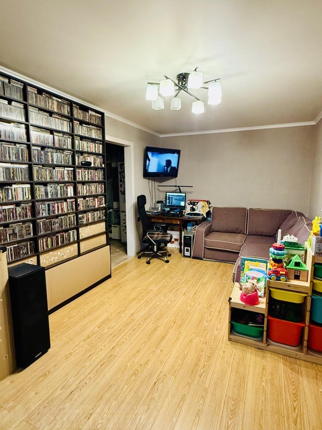 Продaётся двухкомнатная  квартира в Московской обл., г.Фрязино, ул. Проспект Мира, д.4 к.2. 
Располагается на 2-ом этаже, 5-ти этажного панельного дома.
Дом в самом центре г. Фрязино! 
В квартире сделан качественный ремонт из дорогостоящих материалов.
Квартира очень теплая, светлая и уютная! Чистый 