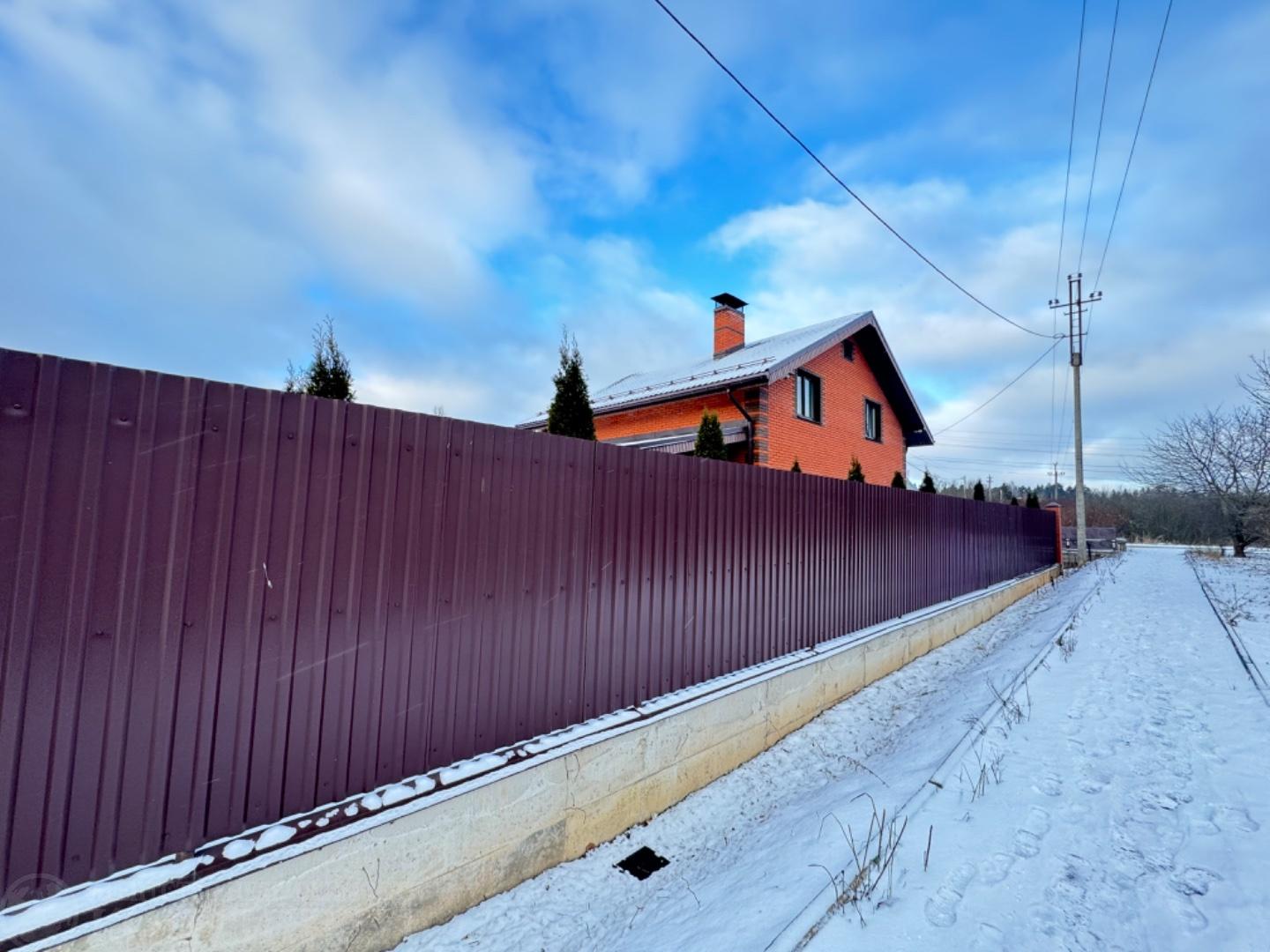 Продается дом в Московской обл., деревне Степаньково, ул. Центральная. 
Располагается на участке 7.5 соток. Есть возможность выкупить соседний участок 11 соток.
Дом был построен в 2017 году, общей площадью 167.2 кв м.
 Сделан качественный дизайнерский ремонт из дорогостоящих материалов. Стены из пен
