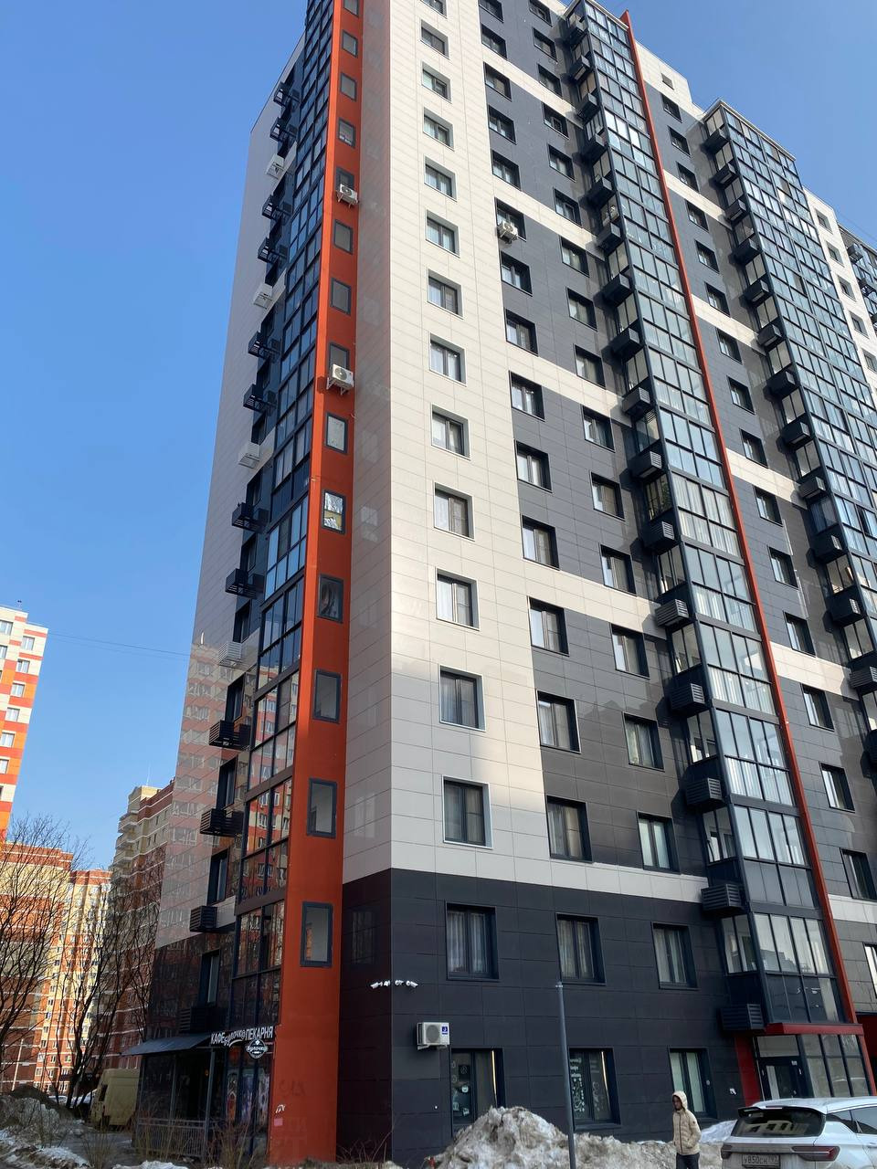 Добрый день ! Предлагаем вам не просто квартиру , а уголок вашей будущей мечты !
Подъезд чистый, доброжелательные интеллигентные соседи, годами сформировавшийся микроклимат.
Прекрасный район, все необходимое для комфортного проживания в пешей доступности:
школа, детские сад,фитнес-центр , сетевые ма