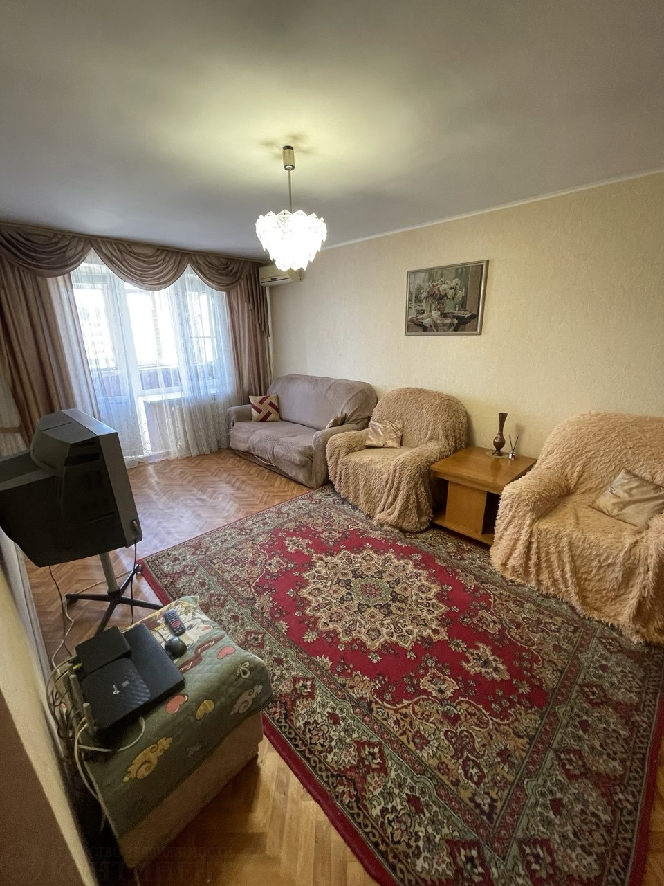 Продается двухкомнатная  квартира в центральном районе  г. Волгограда,  ул.Ткачева, д.15.
Располагается на 4-ом этаже, 9-ти этажного кирпичного дома. 1979г. постройки.
Вид из окна на Мамаев курган и памятник «Родина мать-зовет!»
Квартира теплая, светлая, уютная с качественным ремонтом. 
Установлены 