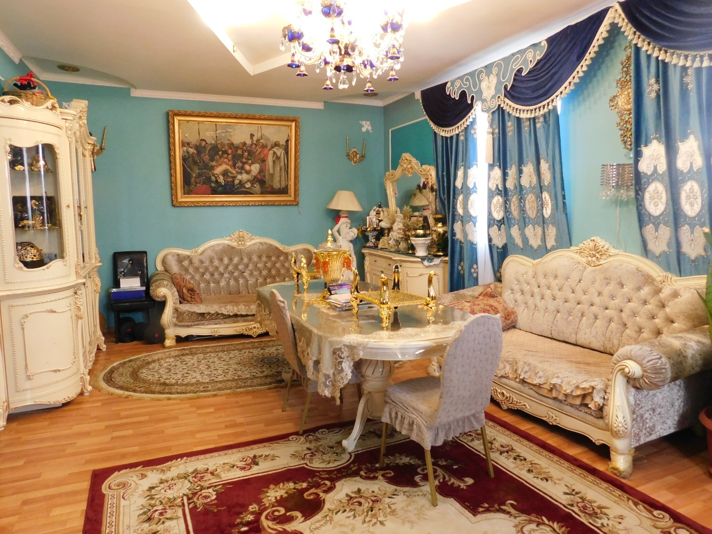 Продается Дом, расположен на участке более 7 соток.
 Удобное расположение, т.к. Дом находится рядом с Горьковским шоссе, соответственно великолепная транспортная доступность, но также в черте города, следовательно есть и школы и садики и магазины как сетевые, так и несетевые. Дом с хорошим ремонтом.