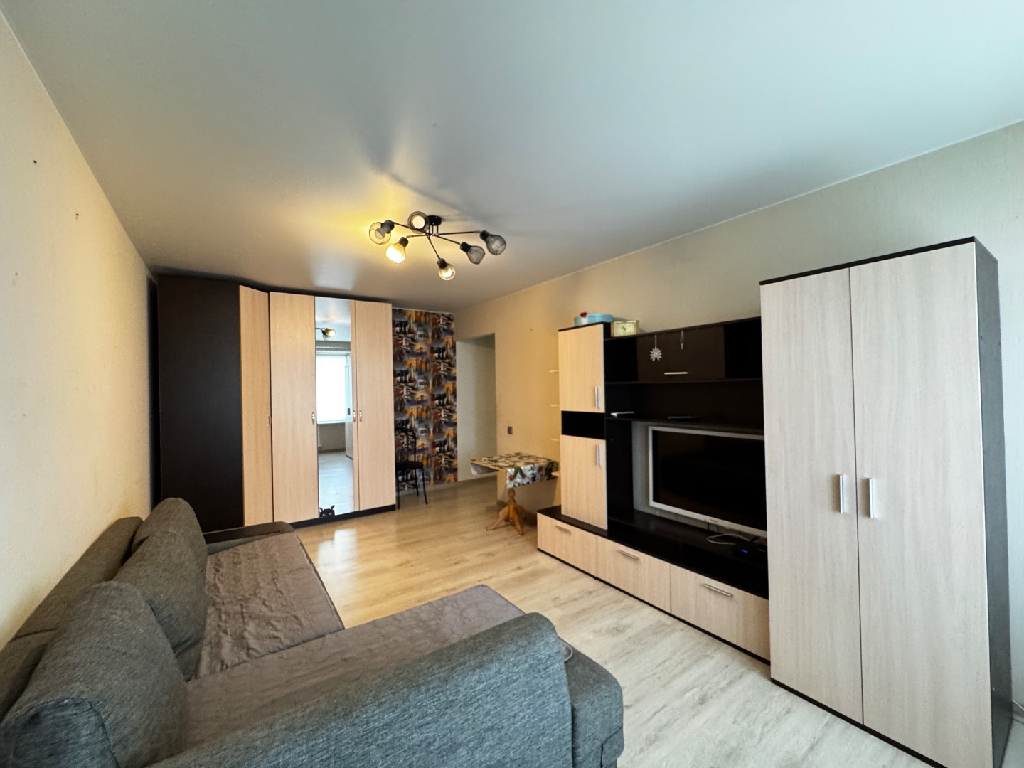 Продается двухкомнатная  квартира в Московской обл., Щелковском р-не, пос.Литвиново, д.6.
Располагается на 5-ом этаже, 5-ти этажного панельного  дома. 1970 года постройки.
В квартире сделан косметический ремонт. Мебель и техника остается по договоренности.
Дом находится в экологически чистом районе.